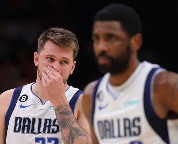 欧文神仙球准绝杀独行侠,东契奇空砍三双仍难挽败局  欧文神仙球准绝杀独行侠,东契奇空砍三双仍难挽败局